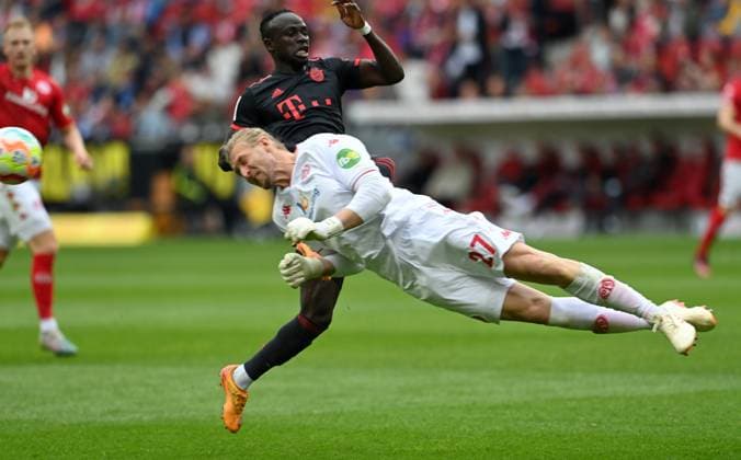 Sport Themen der Woche KW16 Sadio Mane (li) Torschuss gegen Robin Zentner fotografiert beim Fußball Bundesliga Spiel Mainz 05 gegen den FC Bayern München am 22.4.2023. in Mainz. (DFL DFB REGULATIONS PROHIBIT ANY USE OF PHOTOGRAPHS as IMAGE SEQUENCES and or QUASI-VIDEO) *** Sadio Mane li goal shot against Robin Zentner photographed during the soccer Bundesliga match Mainz 05 against FC Bayern München on 22 4 2023 in Mainz DFL DFB REGULATIONS PROHIBIT ANY USE OF PHOTOGRAPHS as IMAGE SEQUENCES and or QUASI VIDEO