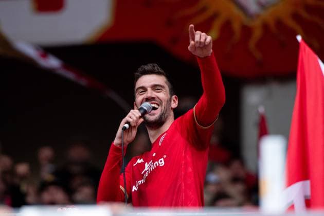 Sport Themen der Woche KW16 Sport Bilder des Tages Stefan Bell (1. FSV Mainz 05, 16) jubelt ueber den Sieg mit den Fans auf der Tribuene, GER, FSV Mainz 05 vs. FC Bayern Muenchen, Fussball, Herren, 1. Bundesliga, 29. Spieltag, Saison 22 23, 22.04.2023 DFB DFL regulations prohibit any use of photographs as image sequences and or quasi-video GER, FSV Mainz 05 vs. FC Bayern Muenchen, Fussball, Herren, 1. Bundesliga, 29. Spieltag, Saison 22 23, 22.04.2023 Mainz *** Stefan Bell 1 FSV Mainz 05, 16 celebrates victory with fans in the stands GER, FSV Mainz 05 vs FC Bayern Muenchen, football, men, 1 Bundesliga, 29 match day, season 22 23, 22 04 2023 DFB DFL regulations prohibit any use of photographs as image sequences and or quasi video GER, FSV Mainz 05 vs FC Bayern Muenchen, football, men, 1 Bundesliga, 29 match day, season 22 23, 22 04 2023 Mainz Copyright: xEibner-Pressefoto Memmlerx EP_MMR