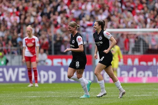 Flyeralarm Frauen Bundesliga 2022 2023 1 FC Köln SG Eintracht Frankfurt Goal for SG Eintracht Frankfurt by Barbara Dunst FRA, 28 cheers with Verena Hanshaw FRA, 18 Köln RheinEnergieStadion Nordrhein Westfalen Germany