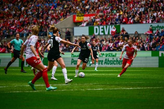 23 04 2023, GER, Soccer, FLYERALARM Womens Bundesliga 2022 2023, 1 FC Köln Eintracht Frankfurt Barbara Dunst 28 Frankfurt runs towards the Cologne goal and prepares to score Cologne RheinEnergieSTADION North Rhine Westphalia Germany.