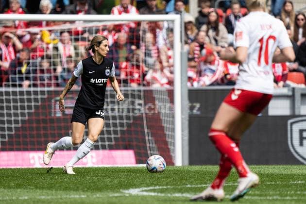 GER, 1 FFBL, 1 FC Koeln vs Eintracht Frankfurt 23 04 2023, RheinEnergieSTADION, Koeln, GER, 1 FFBL, 1 FC Koeln vs Eintracht Frankfurt in picture picture shows Sara Doorsoun Eintracht Frankfurt, 33 single action whole body whole body ball on foot nordphotoxGmbHx xChristianxSchulze nph000300
