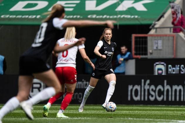 GER, 1 FFBL, 1 FC Koeln vs Eintracht Frankfurt 23 04 2023, RheinEnergieSTADION, Koeln, GER, 1 FFBL, 1 FC Koeln vs Eintracht Frankfurt in picture picture shows Sjoeke Nüsken Eintracht Frankfurt, 8 single action whole body whole body ball on foot nordphotoxGmbHx xChristianxSchulze nph000300