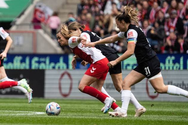 GER, 1 FFBL, 1 FC Koeln vs Eintracht Frankfurt 23 04 2023, RheinEnergieSTADION, Koeln, GER, 1 FFBL, 1 FC Koeln vs Eintracht Frankfurt in picture shows duel between Selina Cerci 1 FC Koeln, 29 and Tanja Pawollek Eintracht Frankfurt, 31 nordphotoxGmbHx xChristianxSchulze nph000300