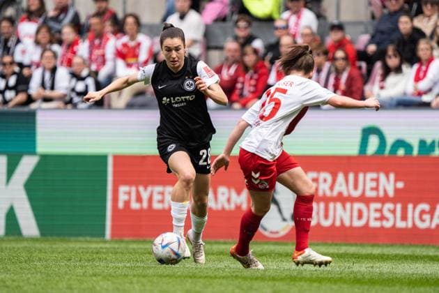 GER, 1 FFBL, 1 FC Koeln vs Eintracht Frankfurt 23 04 2023, RheinEnergieSTADION, Koeln, GER, 1 FFBL, 1 FC Koeln vs Eintracht Frankfurt in picture shows duel between Laura Donhauser 1 FC Koeln, 25 and Barbara Dunst Eintracht Frankfurt, 28 nordphotoxGmbHx xChristianxSchulze nph000300