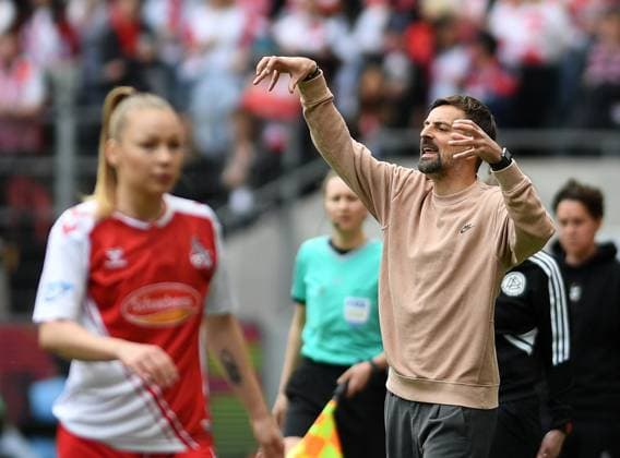 23 04 2023, Cologne, Germany, Rhein Energie Stadium, 1 FC Koeln vs Eintracht Frankfurt Frauen Bundesliga, coach Niko Arnautis Eintracht Frankfurt gestures, gestures photo Ralf Treese, Ralf Treese DFB DFL REGULATIONS PROHIBIT ANY USE OF PHOTOGRAPHS AS IMAGE SEQUENCES AND OR QUASI VIDEO Cologne Rhein Energie Stadium North Rhine Westphalia Germany  521_KOESGE20230423_014 Treese-521