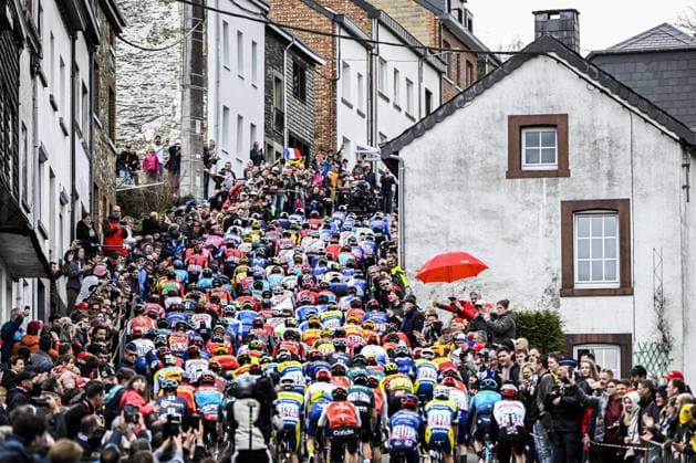 Bilder des Jahres 2023, Sport 04 April Sport Themen der Woche KW16 Liege, Belgium - April 23 : Illustration picture of the peloton during the UCI World Tour 109th Liege Bastogne Liege, a cycling race of 258,5 km with start and finish in Liege on April 23, 2023 in Liege, Belgium, 23 04 2023 ( Motordriver Kenny Verfaillie - Liege Bastogne Liege 2023 Cycling Race PhotoNews Panoramic 