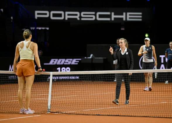 Chair umpire Referee Miriam BLEY in conversation Discussion with Aryna Sabalenka BLR waiting behind Iga Swiatek POL Tennis Women Porsche Cup Porsche Tennis Grand Prix GP Stuttgart 2023 Final Porsche Arena 23 04 2022 DFL REGULATIONS PROHIBIT ANY USE OF PHOTOGRAPHS AS IMAGE SEQUENCES AND OR QUASI VIDEO Porsche Tennis Grand Prix GP Stuttgart 2023