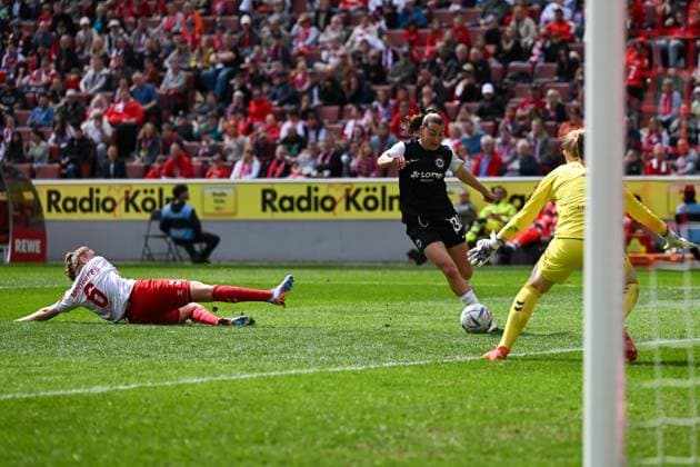 23 04 2023, GER, Football, FLYERALARM Womens Bundesliga 2022 2023, 1 FC Köln Eintracht Frankfurt Carlotta Wamser 30 Frankfurt puts the ball in front Cologne RheinEnergieSTADION North Rhine Westphalia Germany