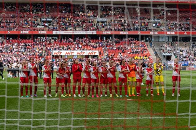 FC Koeln FC Koeln team celebrates with fans despite defeat FC Koeln vs Eintracht Frankfurt, Football, Flyeralarm Womens Bundesliga, Matchday 18, 2022 2023, 23 04 2023 DFL REGULATES PROHIBIT ANY USE OF PHOTOGRAPHS AS IMAGE SEQUENCES AND OR QUASI VIDEO FC Koeln vs Eintracht Frankfurt, Football, Flyeralarm Womens Bundesliga, Matchday 18, 2022 2023, 23 04 2023 Cologne Copyright: xEibner-Pressefoto FabioxDeinertx EP_FDT