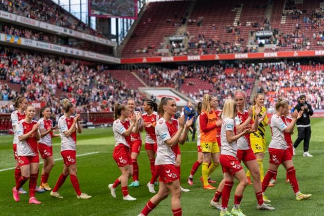 FC Koeln FC Koeln team celebrates with fans despite defeat FC Koeln vs Eintracht Frankfurt, Football, Flyeralarm Womens Bundesliga, Matchday 18, 2022 2023, 23 04 2023 DFL REGULATES PROHIBIT ANY USE OF PHOTOGRAPHS AS IMAGE SEQUENCES AND OR QUASI VIDEO FC Koeln vs Eintracht Frankfurt, Football, Flyeralarm Womens Bundesliga, Matchday 18, 2022 2023, 23 04 2023 Cologne Copyright: xEibner-Pressefoto FabioxDeinertx EP_FDT