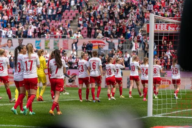 FC Koeln FC Koeln team celebrates with fans despite defeat FC Koeln vs Eintracht Frankfurt, Football, Flyeralarm Womens Bundesliga, Matchday 18, 2022 2023, 23 04 2023 DFL REGULATES PROHIBIT ANY USE OF PHOTOGRAPHS AS IMAGE SEQUENCES AND OR QUASI VIDEO FC Koeln vs Eintracht Frankfurt, Football, Flyeralarm Womens Bundesliga, Matchday 18, 2022 2023, 23 04 2023 Cologne Copyright: xEibner-Pressefoto FabioxDeinertx EP_FDT