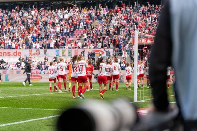 FC Koeln FC Koeln team celebrates with fans despite defeat FC Koeln vs Eintracht Frankfurt, Football, Flyeralarm Womens Bundesliga, Matchday 18, 2022 2023, 23 04 2023 DFL REGULATES PROHIBIT ANY USE OF PHOTOGRAPHS AS IMAGE SEQUENCES AND OR QUASI VIDEO FC Koeln vs Eintracht Frankfurt, Football, Flyeralarm Womens Bundesliga, Matchday 18, 2022 2023, 23 04 2023 Cologne Copyright: xEibner-Pressefoto FabioxDeinertx EP_FDT
