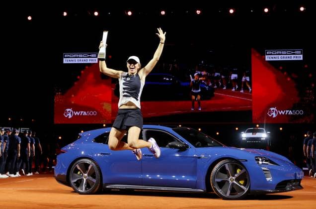 23 04 2023, Germany, Stuttgart, Porsche Tennis Grand Prix 2023 final, Iga Swiatek POL cheers at award ceremony and jumps high