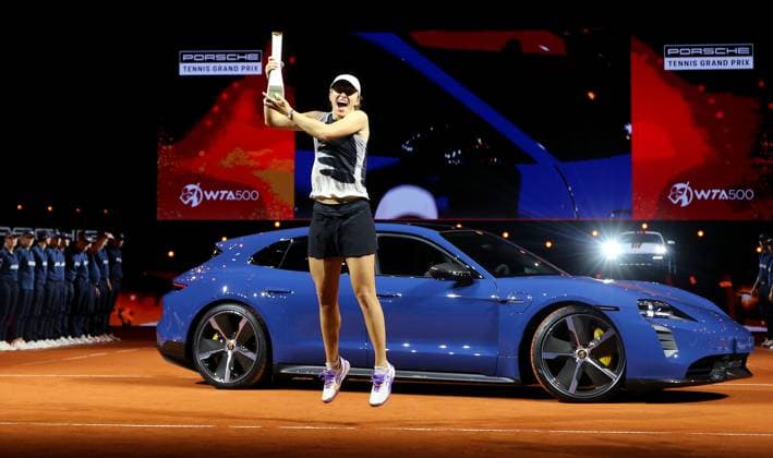 23 04 2023, Germany, Stuttgart, Porsche Tennis Grand Prix 2023 final, Iga Swiatek POL cheers at the award ceremony and jumps high