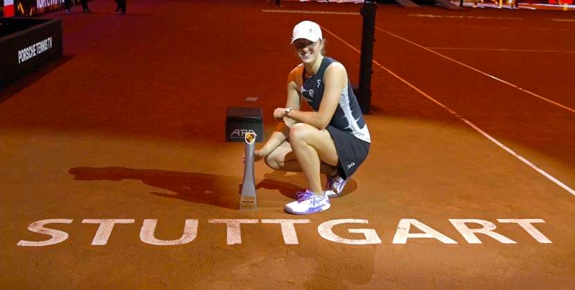 Bilder des Jahres 2023, Sport 04 April Sport Themen der Woche KW16 Sport Bilder des Tages Siegerehrung Iga Swiatek (POL) Jubel Freude Emotion vor Schriftzug STUTTGART im Sand Tennis Damen Porsche-Cup Porsche Tennis Grand Prix GP Stuttgart 2023 Finale Porsche Arena 23.04.2022 DFL REGULATIONS PROHIBIT ANY USE OF PHOTOGRAPHS AS IMAGE SEQUENCES AND OR QUASI-VIDEO Porsche Tennis Grand Prix GP Stuttgart 2023 *** Award Ceremony Iga Swiatek POL jubilation joy emotion in front of writing STUTTGART in the sand Tennis Ladies Porsche Cup Porsche Tennis Grand Prix GP Stuttgart 2023 Final Porsche Arena 23 04 2022 DFL REGULATES PROHIBIT ANY USE OF PHOTOGRAPHS AS IMAGE SEQUENCES AND OR QUASI VIDEO Porsche Tennis Grand Prix GP Stuttgart 2023