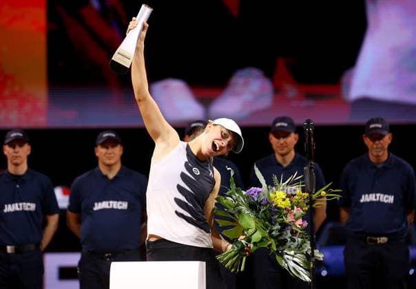 23 04 2023, Germany, Stuttgart, Porsche Tennis Grand Prix 2023 final, Iga Swiatek POL jubilates over victory at award ceremony