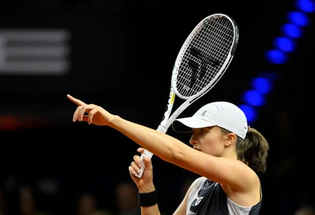 Iga Swiatek POL gesture gesture tennis ladies Porsche Cup Porsche Tennis Grand Prix GP Stuttgart 2023 final Porsche Arena 23 04 2022 DFL REGULATIONS PROHIBIT ANY USE OF PHOTOGRAPHS AS IMAGE SEQUENCES AND OR QUASI VIDEO Porsche Tennis Grand Prix GP Stuttgart 2023
