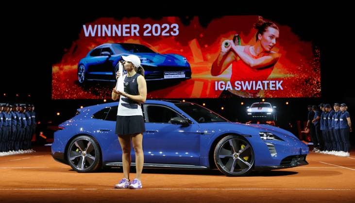 23 04 2023, Germany, Stuttgart, Porsche Tennis Grand Prix 2023 Final, Iga Swiatek POL cheers victory and kisses trophy