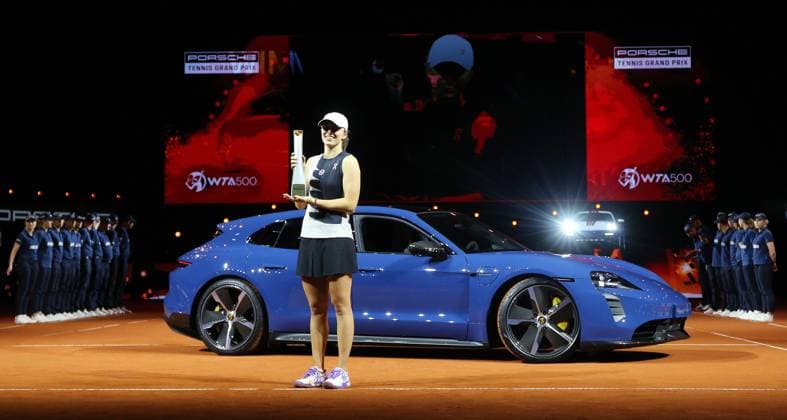 23 04 2023, Germany, Stuttgart, Porsche Tennis Grand Prix 2023 Final, Iga Swiatek POL at the award ceremony.