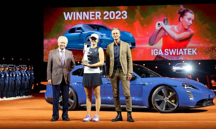 23 04 2023, Germany, Stuttgart, Porsche Tennis Grand Prix 2023 Final, f l Wolfgang Porsche, Iga Swiatek POL and Lutz Meschke