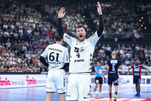 Bilder des Jahres 2023, Sport 04 April Sport Themen der Woche KW16 Handball I Herren I Saison 2022 2023 I LIQUI MOLY Handball-Bundesliga I 27. Spieltag I THW Kiel - SG Flensburg-Handewitt I 23.04.2023 Kapitän Domagoj Duvnjak (4, THW Kiel) heizt das Publikum ein. Kiel Wunderino Arena Schleswig-Holstein Deutschland *** Handball I Men I Season 2022 2023 I LIQUI MOLY Handball Bundesliga I 27 Matchday I THW Kiel SG Flensburg Handewitt I 23 04 2023 Captain Domagoj Duvnjak 4, THW Kiel heats up the crowd Kiel Wunderino Arena Schleswig Holstein Germany Copyright: xLobecax xIngridxAnderson-Jensenx