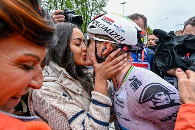 Bilder des Jahres 2023, Sport 04 April Sport Themen der Woche KW16 Sport Bilder des Tages Liege, Belgium - April 23 : Evenepoel Remco (BEL) of Soudal - Quick Step celebrating his victory with his girlfriend Oumi during the UCI World Tour 109th Liege Bastogne Liege, a cycling race of 258,5 km with start and finish in Liege on April 23, 2023 in Liege, Belgium, 23 04 2023 ( Motordriver Kenny Verfaillie - Liege Bastogne Liege 2023 Cycling Race PhotoNews Panoramic 