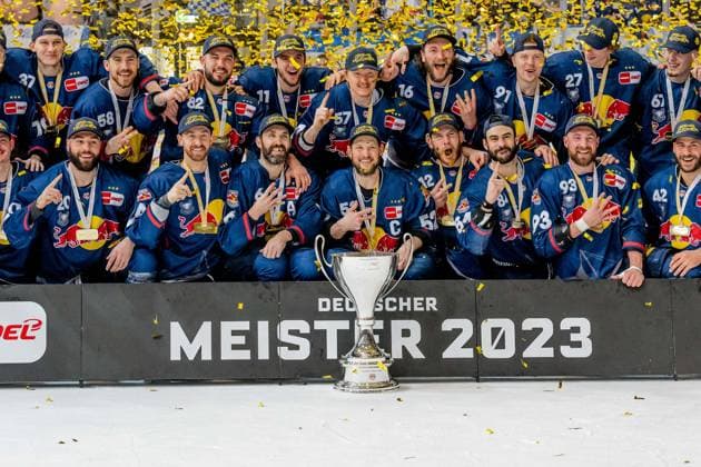 Bilder des Jahres 2023, Sport 04 April Sport Themen der Woche KW16 Sport Bilder des Tages Das offizielle Meisterfoto vor der Muenchner Nordkurve, Ausschnitt mit Kapitaen Patrick Hager (EHC Red Bull Muenchen, 52). EHC Red Bull Muenchen gegen ERC Ingolstadt, Eishockey, DEL, Playoffs, Finale Spiel 5, Saison 2022 2023, 23.04.2023. EHC Red Bull Muenchen gegen ERC Ingolstadt, Eishockey, DEL, Playoffs, Finale Spiel 5, Saison 2022 2023, 23.04.2023. Muenchen *** The official championship photo in front of the Munich Nordkurve, cutout with captain Patrick Hager EHC Red Bull Muenchen, 52 EHC Red Bull Muenchen vs. ERC Ingolstadt, ice hockey, DEL, playoffs, final game 5, season 2022 2023, 23 04 2023 EHC Red Bull Muenchen vs. ERC Ingolstadt, ice hockey, DEL, playoffs, final game 5, season 2022 2023, 23 04 2023 Muenchen Copyright: xEibner-Pressefoto HeikexFeinerx EP_HFR
