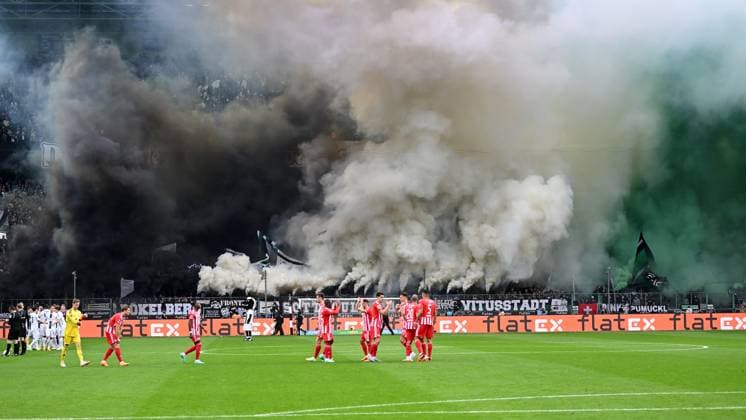 Sport Themen der Woche KW16 Moenchengladbach, Borussia Park, 23.04.23, GER, Herren, 1.Bundesliga, Saison 2022-2023, Borussia Moenchengladbach - 1.FC Union Berlin Bild: Fankurve, Fans, Fanblock Gladbach Feuer, Rauch, Bengali, Bengalis, bengalisches Feuer, zuenden Feuerwerk, Rauchbombe Only for editorial use! DFL regulations prohibit any use of photographs as image sequences and or quasi-video. NRW Deutschland *** Moenchengladbach, Borussia Park, 23 04 23, GER, men, 1 Bundesliga, season 2022 2023, Borussia Moenchengladbach 1 FC Union Berlin picture Fankurve, fans, fan block Gladbach fire, smoke, Bengali, Bengalis, bengal fire, end fireworks, smoke bomb Only for editorial use DFL regulations prohibit any use of photographs as image sequences and or quasi video NRW Germany
