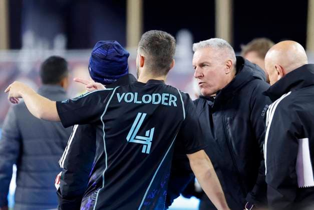 FOXBOROUGH, MA - APRIL 22: Sporting Kansas City Manager and Sporting Director Peter Vermes instructs Sporting Kansas City center back Robert Voloder (4) during a match between the New England Revolution and Sporting Kansas City on April 22, 2023, at Gillette Stadium in Foxborough, Massachusetts. (Photo by Fred Kfoury III Icon Sportswire) SOCCER: APR 22 MLS, Fussball Herren, USA - New England Revolution vs Sporting Kansas City EDITORIAL USE ONLY Icon482230422121
