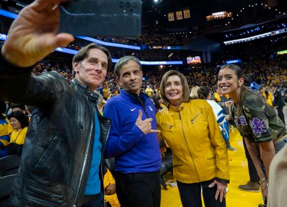 Bilder des Jahres 2023, Sport 04 April Sport Themen der Woche KW16 April 23, 2023, San Francisco, CA, USA: Paul Pelosi Jr. takes a selfie photo of Sacramento Kings owner Vivek Ranadive, Congresswoman Nancy Pelosi and Anjali Ranadive after Game 4 of the first-round NBA, Basketball Herren, USA playoff series at Chase Center in San Francisco on Sunday, April 23, 2023. San Francisco USA - ZUMAj89_ 20230423_zaf_j89_043 Copyright: xPaulxKitagakixJr.x