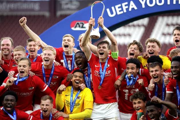 Bilder des Jahres 2023, Sport 04 April Sport Themen der Woche KW17 Sport Bilder des Tages AZ Alkmaar v HNK Hajduk Split - UEFA Youth League Final 2022 23 GENEVA, SWITZERLAND - APRIL 24: The AZ Alkmaar team celebrate with the trophy after their side s victory in the UEFA Youth League 2022 23 Final match between AZ Alkmaar and HNK Hajduk Split at Stade de Geneve on April 24, 2023 in Geneva, Switzerland. LukaxStanzl PIXSELL