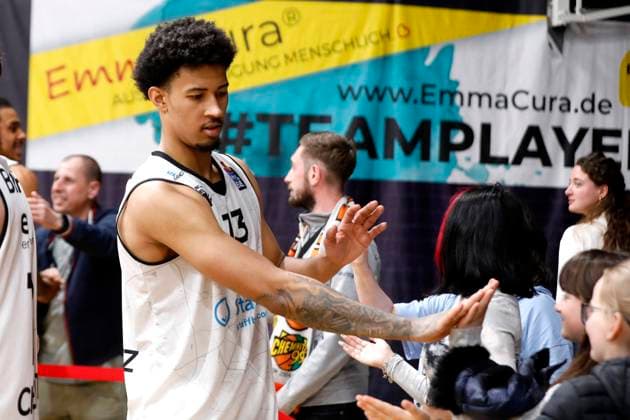 24 04 2023, easyCredit Basketball Bundesliga, BBL, season 2022 2023, men, BG Göttingen Chemnitz Niners, 13, Jason George, Niners Chemnitz thanks fans Göttingen Sparkassen Arena Niedersachsen Germany