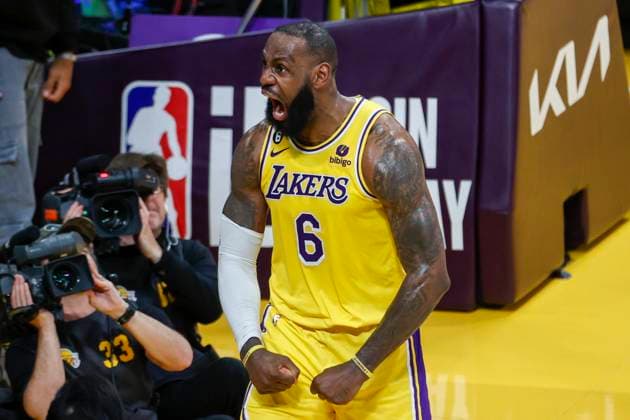 Sport Themen der Woche KW17 Sport Bilder des Tages April 24, 2023, Los Angeles, California, USA: Los Angeles Lakers forward LeBron James (6) celebrates after scoring against the Memphis Grizzlies during an NBA, Basketball Herren, USA basketball playoffs round one game 4 Monday, April 24, 2023, in Los Angeles. Los Angeles USA - ZUMAc68_ 20230424_zaf_c68_042 Copyright: xRingoxChiux