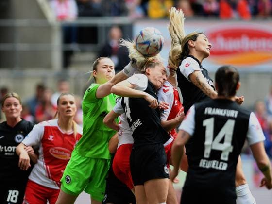 23 04 2023, Cologne, Germany, Rhein Energie Stadium, 1 FC Koeln vs Eintracht Frankfurt Frauen Bundesliga, Goalkeeper Stina Johannes Eintracht Frankfurt in action, on the ball, single action Foto Ralf Treese, Ralf Treese DFB DFL REGULATIONS PROHIBIT ANY USE OF PHOTOGRAPHS AS IMAGE SEQUENCES AND OR QUASI VIDEO Cologne Rhein Energie Stadium North Rhine Westphalia Germany  521_KOESGE20230423_051 Treese-521