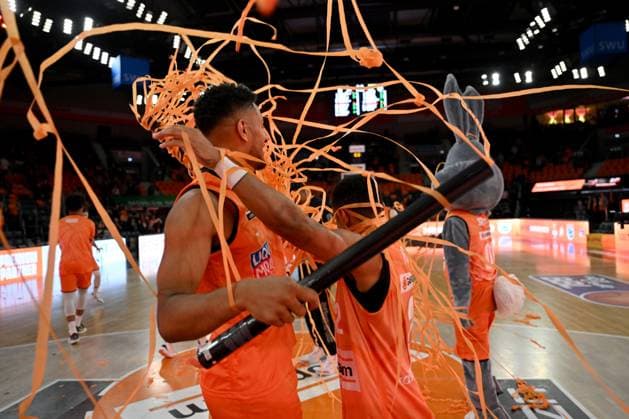 Sport Themen der Woche KW17 Sport Bilder des Tages 25.04.2023, ratiopharm Arena, Germany, Neu Ulm, ratiopharm ulm vs EWE Baskets Oldenburg - Basketball Bundesliga, Karim Jallow (ratiopharm ulm) und Yago Mateus Dos Santos (ratiopharm ulm) gestikuliert, gestik (Foto H. Langer, H. Langer) ratiopharm Arena Neu Ulm Germany *** 25 04 2023, ratiopharm Arena, Germany, Neu Ulm, ratiopharm ulm vs EWE Baskets Oldenburg Basketball Bundesliga, Karim Jallow ratiopharm ulm and Yago Mateus Dos Santos ratiopharm ulm gestures, gestures photo H Langer, H Langer ratiopharm Arena Neu Ulm Germany  541_ ULMOLD20230425_071 Langer-541