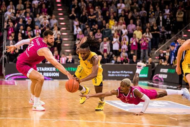 Bilder des Jahres 2023, Sport 04 April Sport Themen der Woche KW17 Sport Bilder des Tages easyCredit Basketball Bundesliga, Telekom Baskets Bonn vs. ALBA Berlin, 25.04.2023 Leon Kratzer (Telekom Baskets Bonn, 21), Jaleen Smith (ALBA Berlin, 3), TJ Shorts II (Telekom Baskets Bonn, 0) easyCredit Basketball Bundesliga, Telekom Baskets Bonn - ALBA Berlin, Bonn, Telekom Dome *** easyCredit Basketball Bundesliga, Telekom Baskets Bonn vs ALBA Berlin, 25 04 2023 Leon Kratzer Telekom Baskets Bonn, 21 , Jaleen Smith ALBA Berlin, 3 , TJ Shorts II Telekom Baskets Bonn, 0 easyCredit Basketball Bundesliga, Telekom Baskets Bonn ALBA Berlin, Bonn, Telekom Dome Copyright: xBEAUTIFULxSPORTS Wunderlx
