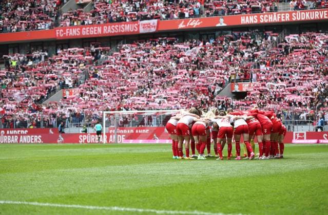 23.04.2023, xcex, GER, Koeln, Rhein-Energie-Stadion, Frauenfussball, 1. Bundesliga, DIE LIGA, FLYERALARM Frauen-Bundesliga Saison 2022 2023, Spieltag 18, SGE, FC, 1. FC Koeln - Eintracht Frankfurt Frauen, Mannschaftskreis FC Koeln, Team, Fans DFL regulations prohibit any use of photographs as image sequences and or quasi-video *** 23 04 2023, xcex, GER, Koeln, Rhein Energie Stadion, Frauenfussball, 1 Bundesliga, DIE LIGA, FLYERALARM Frauen Bundesliga Saison 2022 2023, Spieltag 18, SGE, FC, 1 FC Koeln Eintracht Frankfurt Frauen, Mannschaftskreis FC Koeln, Team, Fans DFL regulations prohibit any use of photographs as image sequences and or quasi video