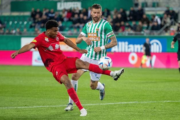 SOCCER - BL, Rapid vs RBS VIENNA,AUSTRIA,26.APR.23 - SOCCER - ADMIRAL Bundesliga, championship group, SK Rapid Wien vs Red Bull Salzburg. Image shows Bernardo Fernandes da Silva Junior (RBS) and Guido Burgstaller (Rapid).  GEPAxpictures xPhilippxBrem