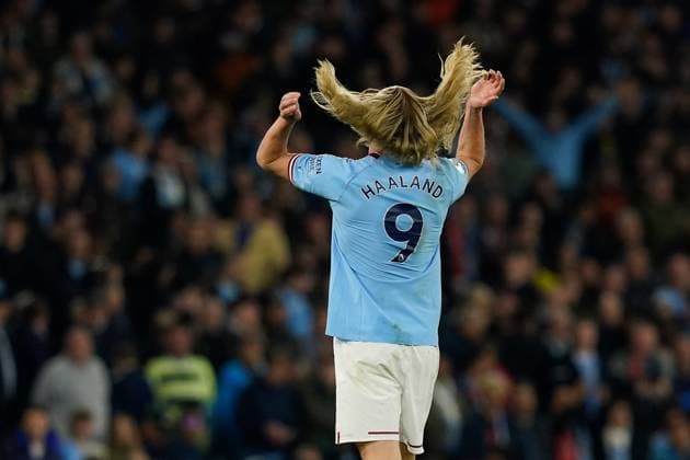 Bilder des Jahres 2023, Sport 04 April Sport Themen der Woche KW17 Sport Bilder des Tages Manchester, England, 26th April 2023. Erling Haaland of Manchester City flicks his hair after celebrating a goal during the Premier League match at the Etihad Stadium, Manchester. Picture credit should read: Andrew Yates Sportimage EDITORIAL USE ONLY. No use with unauthorised audio, video, data, fixture lists, club league logos or live services. Online in-match use limited to 120 images, no video emulation. No use in betting, games or single club league player publications. SPI-2395-0110