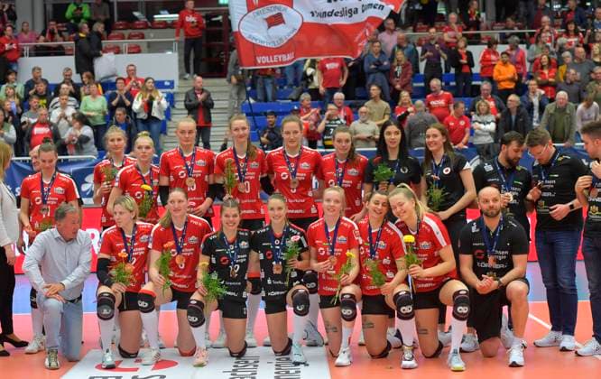Bilder des Jahres 2023, Sport 04 April Sport Themen der Woche KW17 Sport Bilder des Tages 26.04.2023, die Dresdner Mannschaft mit den Medaillen für den dritten Platz, Volleyball, 1. Bundesliga, play off Halbfinale, Dresdner SC - MTV Allianz Stuttgart, c Dresden *** 26 04 2023, the Dresden team with the medals for third place, volleyball, 1 Bundesliga, play off semifinals, Dresdner SC MTV Allianz Stuttgart, c Dresden.