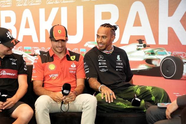 FORMULA 1 AZERBAIJAN GRAND PRIX 2023 27 04 2023, Baku City Circuit , Baku, FORMULA 1 AZERBAIJAN GRAND PRIX 2023 ,in picture Carlos Sainz Jr ESP , Scuderia Ferrari, Lewis Hamilton GBR , Mercedes AMG Petronas Formula One Team nordphotoxGmbHx xBratic nph00250