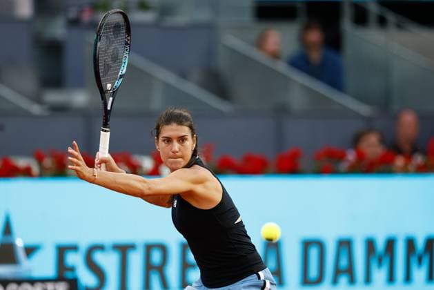 April 27, 2023, MADRID, MADRID, SPAIN: Sorana Cirstea of Romania in action against Aryna Sabalenka of Belarus during the Mutua Madrid Open 2023 celebrated at Caja Magica on Abril 27, 2023 in Madrid, Spain. MADRID SPAIN - ZUMAa181 20230427_zaa_a181_281 Copyright: xOscarxJ.xBarrosox