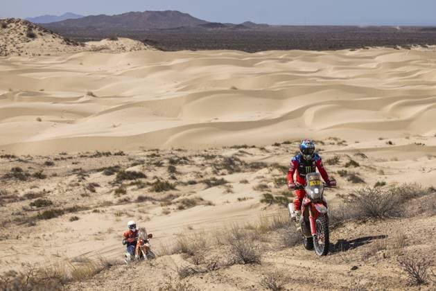 11 CORNEJO FLORIMO Ignacio (chl), Monster Energy Honda Team, Honda CRF 450 Rally, FIM W2RC, action during the Stage 4 of the Sonora Rally 2023, 3rd round of the 2023 World Rally-Raid Championship, around Penasco on April 27th, 2023 in Penasco, Mexico - AUTO - W2RC - SONORA RALLY 2023 DPPI Panoramic  05323003__DE_6493