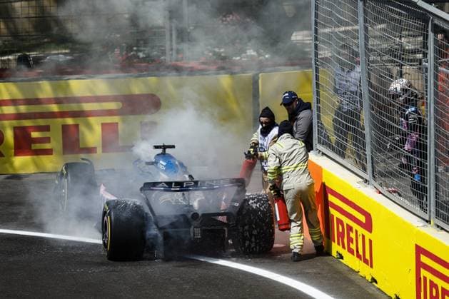 10 GASLY Pierre (fra), Alpine F1 Team A523, action engine crash, accident, during the Formula 1 Azerbaijan Grand Prix 2023, 4th round of the 2023 Formula One World Championship, WM, Weltmeisterschaft from April 28 to 30, 2023 on the Baku City Circuit, in Baku, Azerbaijan - F1 - AZERBAIJAN GRAND PRIX 2023 DPPI Panoramic 00122008__R3_6099