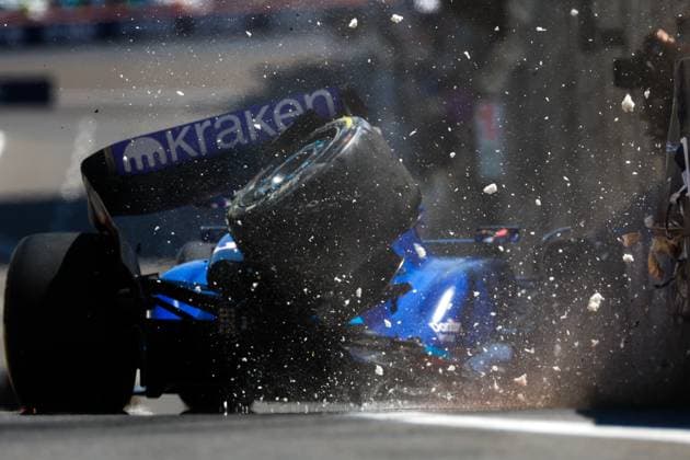 Sport Themen der Woche KW17 Sport Bilder des Tages Crash of 2 Logan Sargeant (USA, Williams Racing), F1 Grand Prix of Azerbaijan at Baku City Circuit on April 29, 2023 in Baku, Azerbaijan. (Photo by HOCH ZWEI) Baku Azerbaijan *** Crash of 2 Logan Sargeant USA, Williams Racing , F1 Grand Prix of Azerbaijan at Baku City Circuit on April 29, 2023 in Baku, Azerbaijan Photo by HOCH ZWEI Baku Azerbaijan