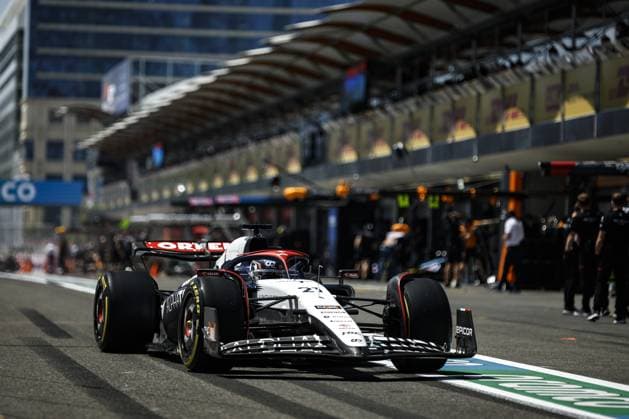 21 DE VRIES Nyck (ned), Scuderia AlphaTauri AT04, action during the Formula 1 Azerbaijan Grand Prix 2023, 4th round of the 2023 Formula One World Championship, WM, Weltmeisterschaft from April 28 to 30, 2023 on the Baku City Circuit, in Baku, Azerbaijan - F1 - AZERBAIJAN GRAND PRIX 2023 DPPI Panoramic  00122008__R3_0339