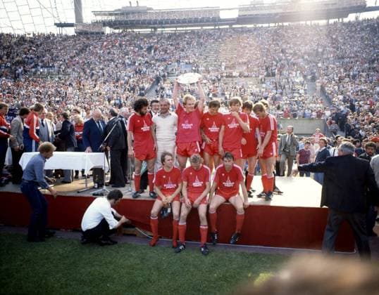 13.06.81 FC Bayern München - Bayer 05 Uerdingen Deutschland, München, 13.06.1981, Fussball, Bundesliga, FC Bayern München - Bayer 05 Uerdingen (4:0): Team Mannschaft Kader FC Bayern München Obere Reihe v.l. Paul Breitner, Willi O. Hoffmann (Präsident), Pal Csernai (Trainer), Karl-Heinz Rummenigge mit der Meisterschale, Norbert Janzon, Udo Hormann, Reinhold Mathy, Wolfgang Dremmler Untere Reihe v.l. Wolfgang Kraus, Hans Weiner, Kurt Niedermayer. *** 13 06 81 FC Bayern München Bayer 05 Uerdingen Germany, Munich, 13 06 1981, Football, Bundesliga, FC Bayern München Bayer 05 Uerdingen 4 0 Team Squad FC Bayern München Top row from l Paul Breitner, Willi O Hoffmann President , Pal Csernai Coach , Karl Heinz Rummenigge with the championship trophy, Norbert Janzon, Udo Hormann, Reinhold Mathy, Wolfgang Dremmler Bottom row from l Wolfgang Kraus, Hans Weiner, Kurt Niedermayer