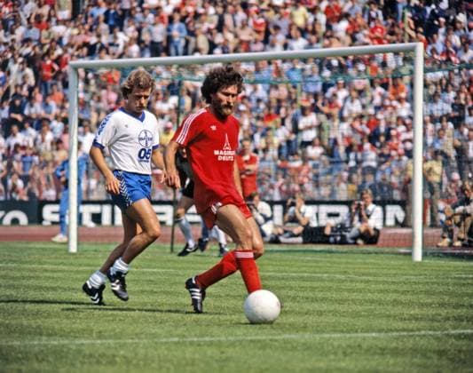 13.06.81 FC Bayern München - Bayer 05 Uerdingen Deutschland, München, 13.06.1981, Fussball, Bundesliga, FC Bayern München - Bayer 05 Uerdingen (4:0): v.l. Hans-Günther Plücken (Bayer 05 Uerdingen), Paul Breitner (FC Bayern München). *** 13 06 81 FC Bayern München Bayer 05 Uerdingen Germany, Munich, 13 06 1981, Football, Bundesliga, FC Bayern München Bayer 05 Uerdingen 4 0 v l Hans Günther Plücken Bayer 05 Uerdingen , Paul Breitner FC Bayern München