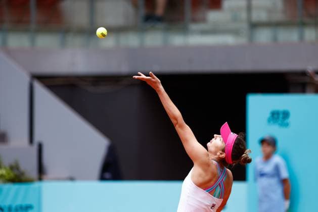 April 29, 2023, MADRID, MADRID, SPAIN: Irina Camelia Begu of Romania in action against Shelby Rogers of United States during the Mutua Madrid Open 2023 celebrated at Caja Magica on Abril 29, 2023 in Madrid, Spain. MADRID SPAIN - ZUMAa181 20230429_zaa_a181_034 Copyright: xOscarxJ.xBarrosox