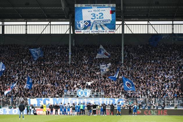 Sport Themen der Woche KW17 Die Mannschaft vom 1. FC Magdeburg feiert den Sieg vor dem Fanblock nachdem Spiel - 2. Fußball Bundesliga Saison 2022-2023 1. FC Magdeburg vs. Hamburger SV in der MDCC Arena in Magdeburg - Aktion,Fußball,Mann,Männer,Deutschland,29.04.2023 *** The team of 1 FC Magdeburg celebrates the victory in front of the fan block after match 2 soccer Bundesliga season 2022 2023 1 FC Magdeburg vs Hamburger SV at MDCC Arena in Magdeburg Action,Football,Man,Men,Germany,29 04 2023